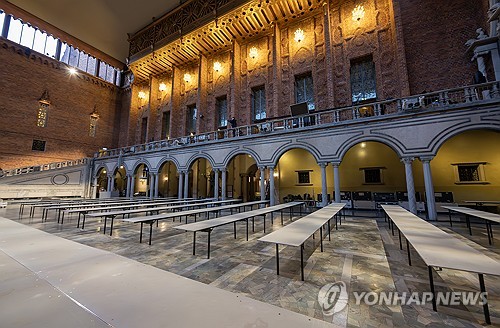 2024 노벨상 시상식을 이틀 앞둔 지난 지난 8일(현지시간) 연회가 진행될 스웨덴 스톡홀름 시청사내 블루홀 모습에서준비 작업이 진행되는 모습. [연합뉴스 자료사진]
