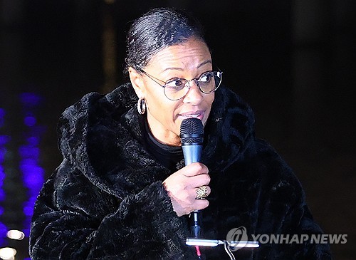 (스톡홀름=연합뉴스) 김도훈 기자 = 8일(현지시간) 스웨덴 스톡홀름에서 열린 역대 여성 노벨문학상 수상자의 작품을 소개하는 '문학의 밤' 행사에서 스웨덴 배우 안나 시세가 한강 작가의 작품을 스웨덴어로 낭독하고 있다. 2024.12.9 superdoo82@yna.co.kr