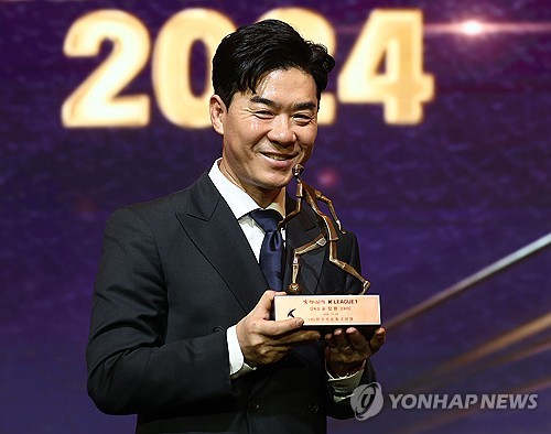 (서울=연합뉴스) 류영석 기자 = 29일 오후 서울 서대문구 스위스그랜드호텔에서 열린 K리그 2024 대상 시상식에서 K리그1 감독상을 받은 강원FC 윤정환 감독이 트로피와 함께 기념 촬영을 하고 있다. 2024.11.29 ondol@yna.co.kr