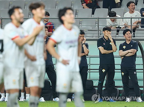 (서울=연합뉴스) 김도훈 기자 = 19일 오후 서울월드컵경기장에서 열린 2024 하나은행 코리아컵 16강전 FC서울과 강원FC의 경기. 강원 윤정환 감독(오른쪽)과 정경호 코치(오른쪽 두 번째)가 승부차기에서 류광현의 슛이 막히자 아쉬워하고 있다. 2024.6.19 superdoo82@yna.co.kr