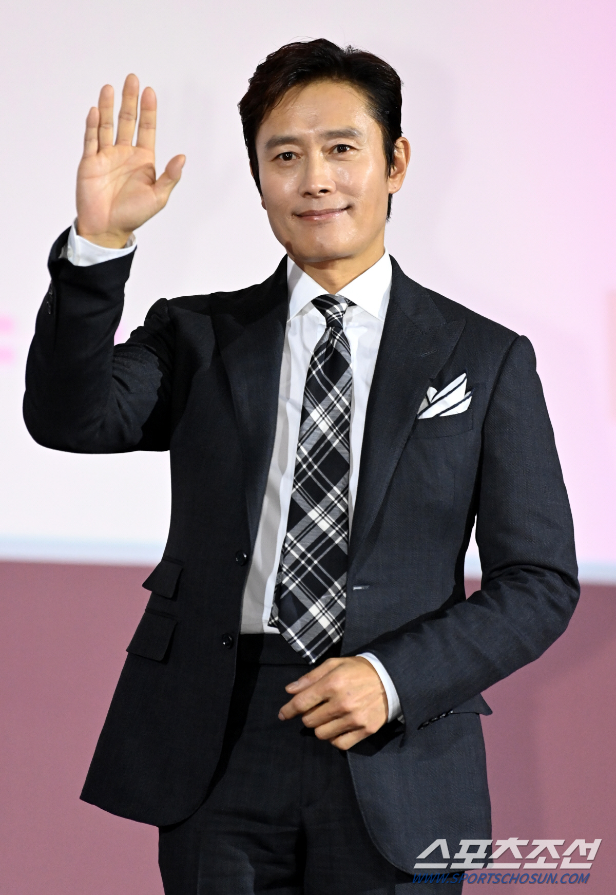 [포토] 이병헌, 프론트맨의 손인사