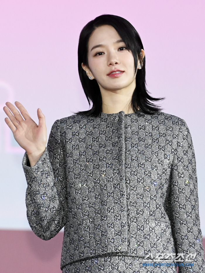 [포토] 박규영, 시크한 미소로 손인사