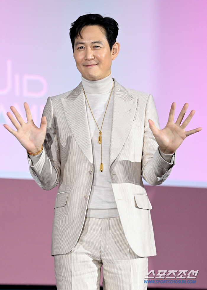 '오징어 게임2' 이정재 "오늘 기자 만나니, 부담감 확…새로운 게 더 …