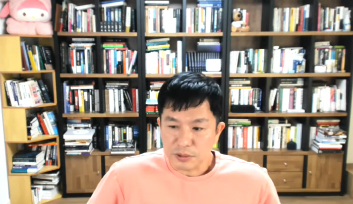[SC이슈] '차유람♥' 이지성→김흥국, 尹계엄 옹호?…엄지척에 "너나 …