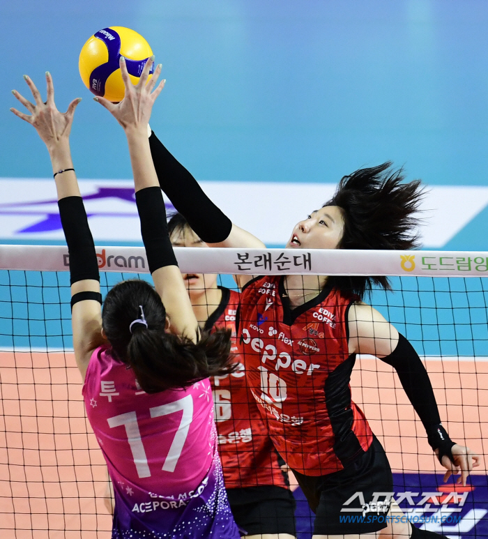 '김연경 17점 폭발' 흥국생명, 파죽의 개막 13연승...구단 최다 연…