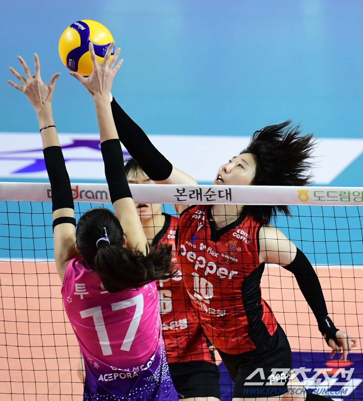 '김연경 17점 폭발' 흥국생명, 파죽의 개막 13연승...구단 최다 연…