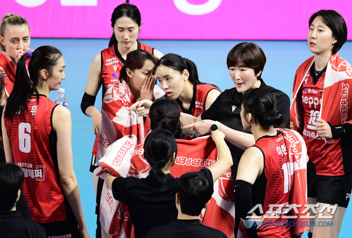 '김연경 17점 폭발' 흥국생명, 파죽의 개막 13연승...구단 최다 연…