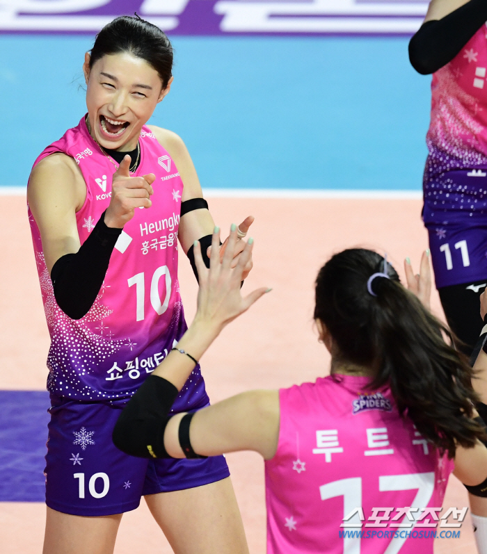 '김연경 17점 폭발' 흥국생명, 파죽의 개막 13연승...구단 최다 연…