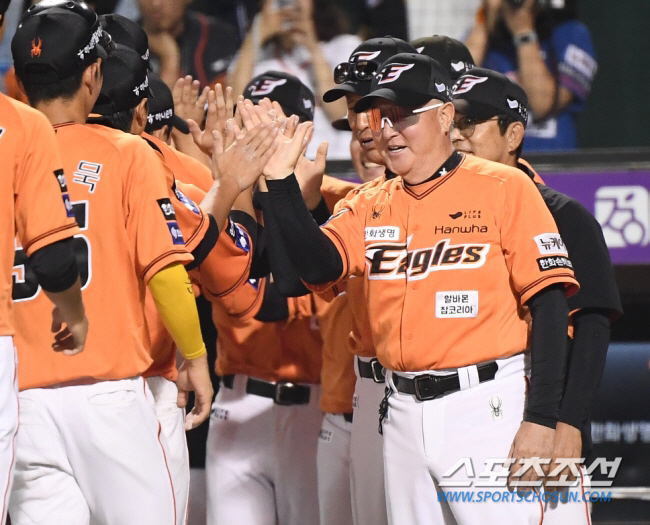"5강 탈락, 입수하겠다" 약속 진짜 지켰다…류현진 포함 한화 고참 8인…