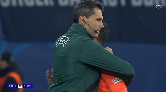 UCL 심판, 경기 끝나고 눈물 '펑펑'…도대체 무슨 일이?