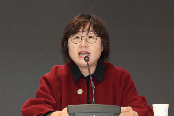 의협 회장 선거 최안나 후보 "교육부 의대 증원 철회…대학 모집 중지해야…