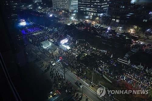 (서울=연합뉴스) 서대연 기자 = 10일 오후 서울 영등포구 국회 앞에서 윤석열 대통령 탄핵을 촉구하는 촛불집회가 열리고 있다. 2024.12.10 dwise@yna.co.kr