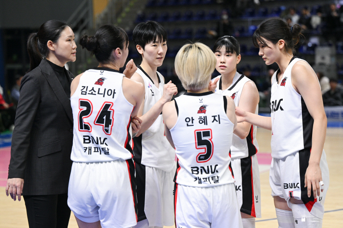 [현장분석] 2연속 완파. 삼성생명, 60-43 BNK 천적등극. 배혜윤…