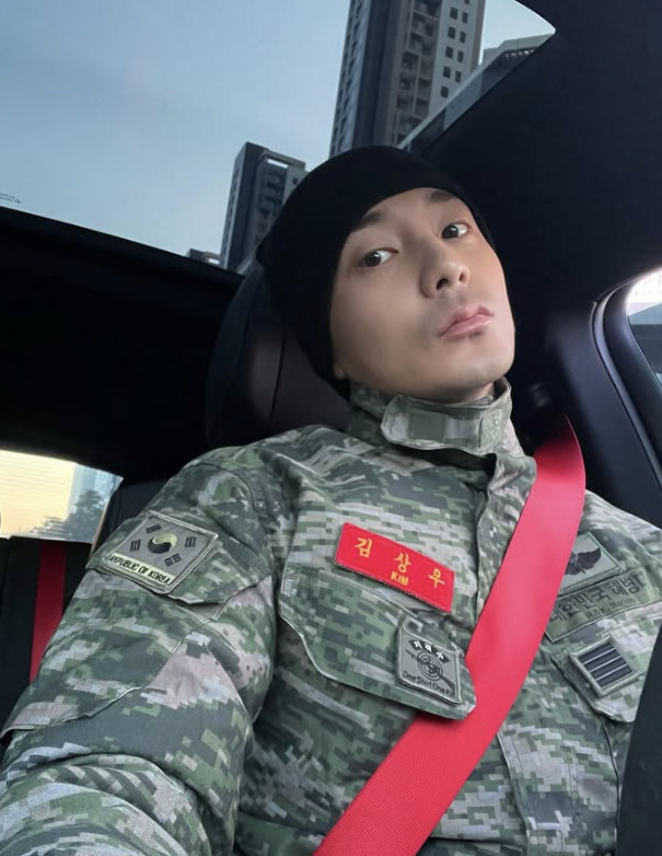 로이킴, 비상계엄 후 "총 쏘러 다녀와, 전투력 백퍼" 해병대 군복샷 공…