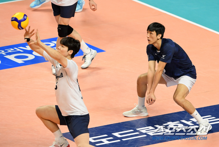 '갈 길 바쁜 대한항공 잡았다' 우리카드 풀세트 혈투 끝에 3위 등극[장…