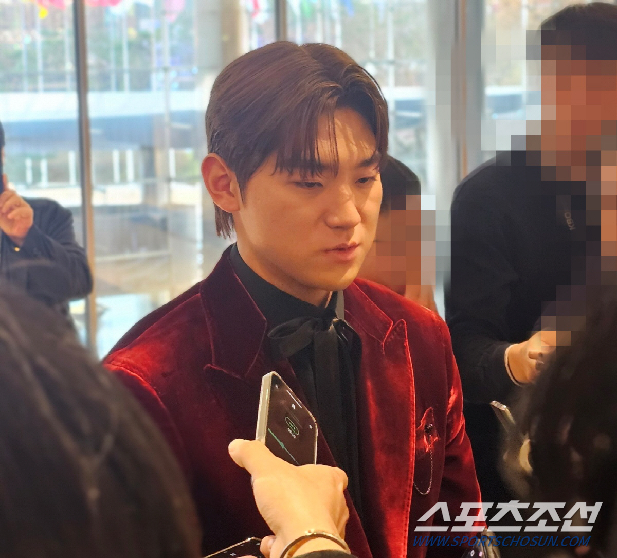 [골든글러브 현장] '강렬한 레드' KIA 김도영, 붉은 자켓 시선 집중…