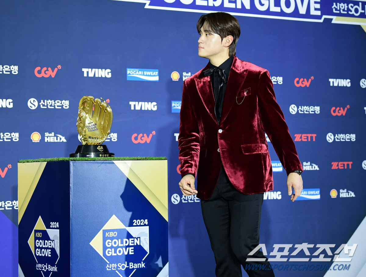 [골든글러브 현장] '강렬한 레드' KIA 김도영, 붉은 자켓 시선 집중…