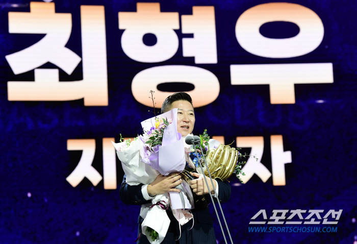 [2024 골든글러브]최고령 골든글러브! 최형우 뼈 있는 소감 "우리나라…