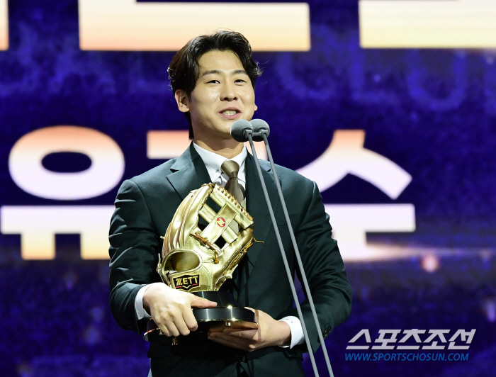 [2024 골든글러브] 우승 유격수 KIA 박찬호가 받았다! 생애 첫 골…