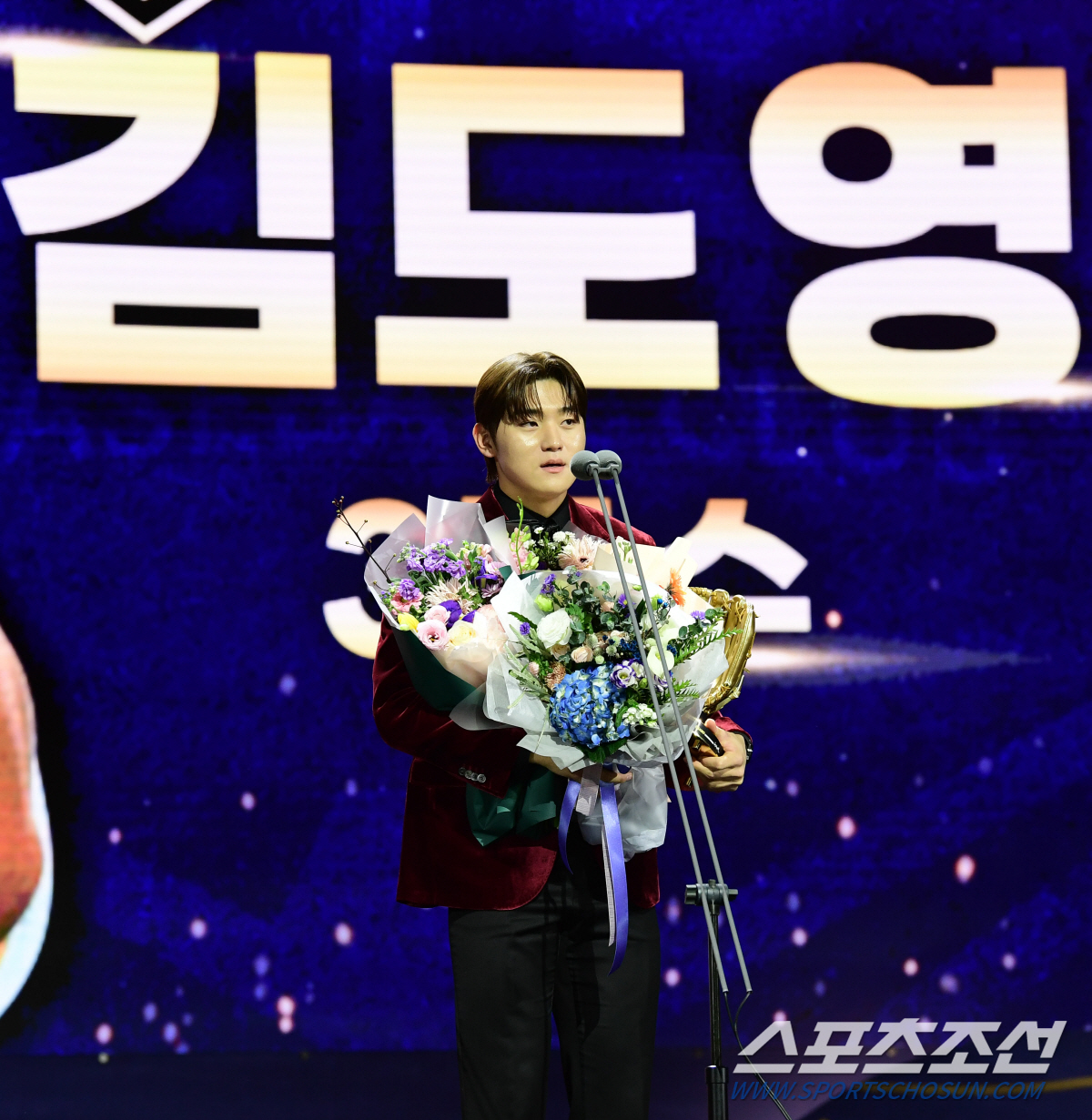 'KBO KING' KIA 김도영의 완벽한 대관식 "트로피의 무게 견디는…