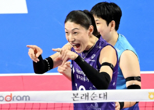김연경, 최단 221경기 만에 5천득점 돌파…역대 5위도 가시권