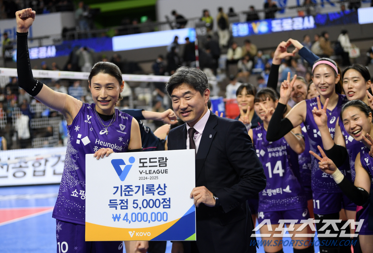 '엄지척 김연경' 최소 경기 5000득점·구단 최다 14연승 달성...'…