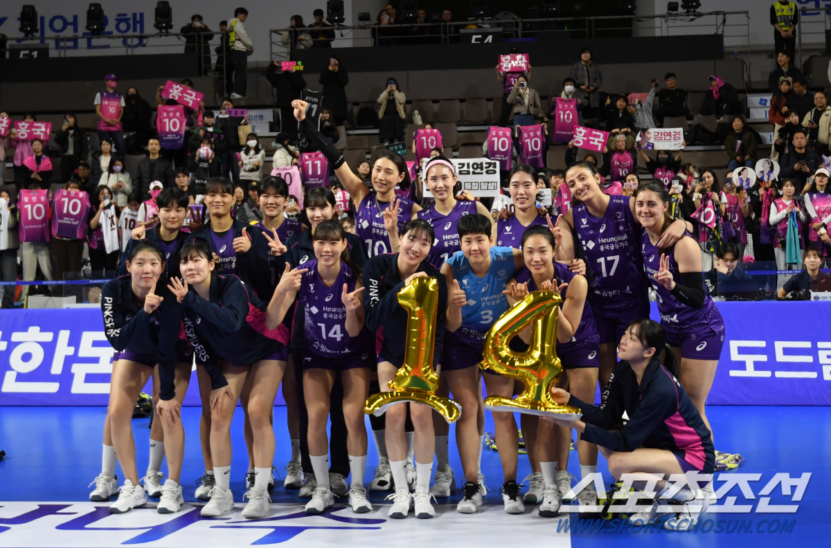 '엄지척 김연경' 최소 경기 5000득점·구단 최다 14연승 달성...'…