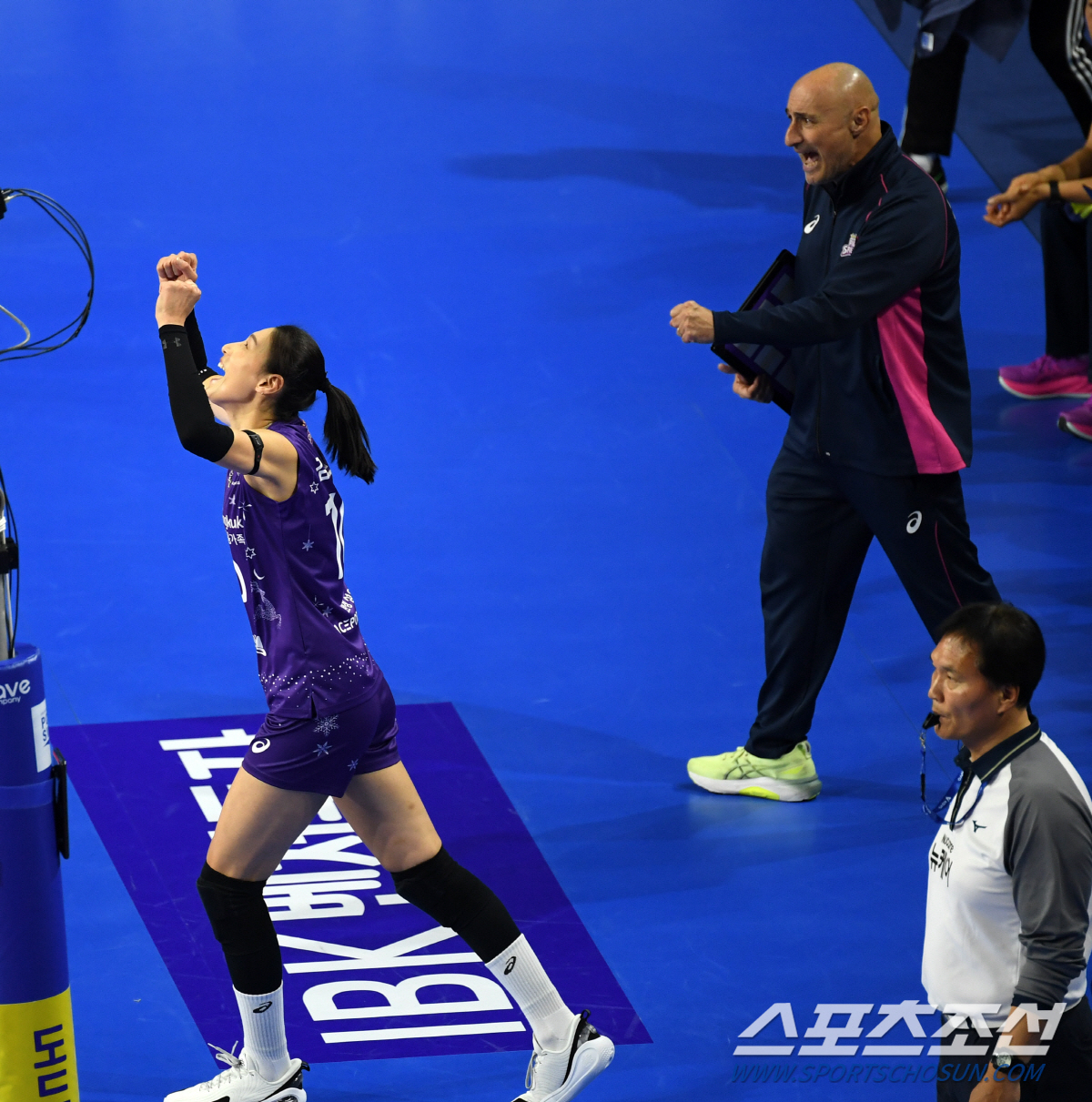 '엄지척 김연경' 최소 경기 5000득점·구단 최다 14연승 달성...'…