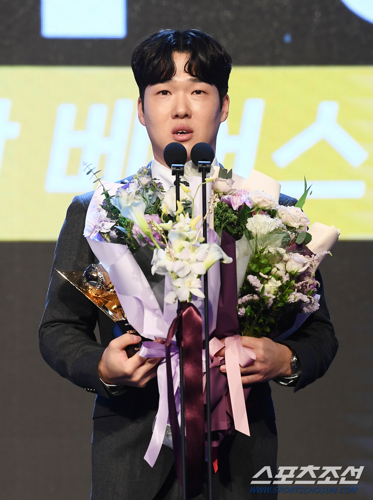 내부 FA 협상 소극적? 연봉으로 확실히 쐈다…백업→주전 줄줄이 억대 진…
