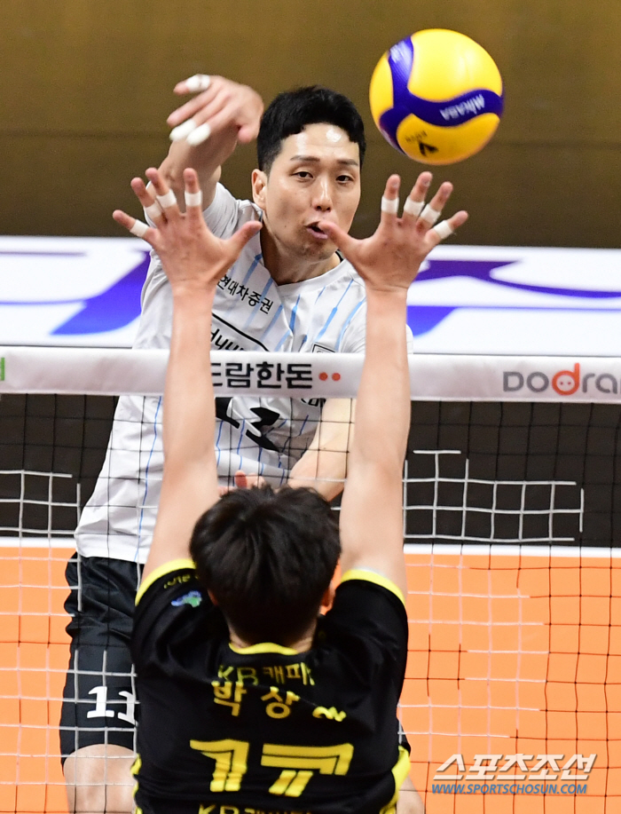 '높이의 차이를 느껴보세요' 블로킹 12-3 압도...현대캐피탈, KB손…