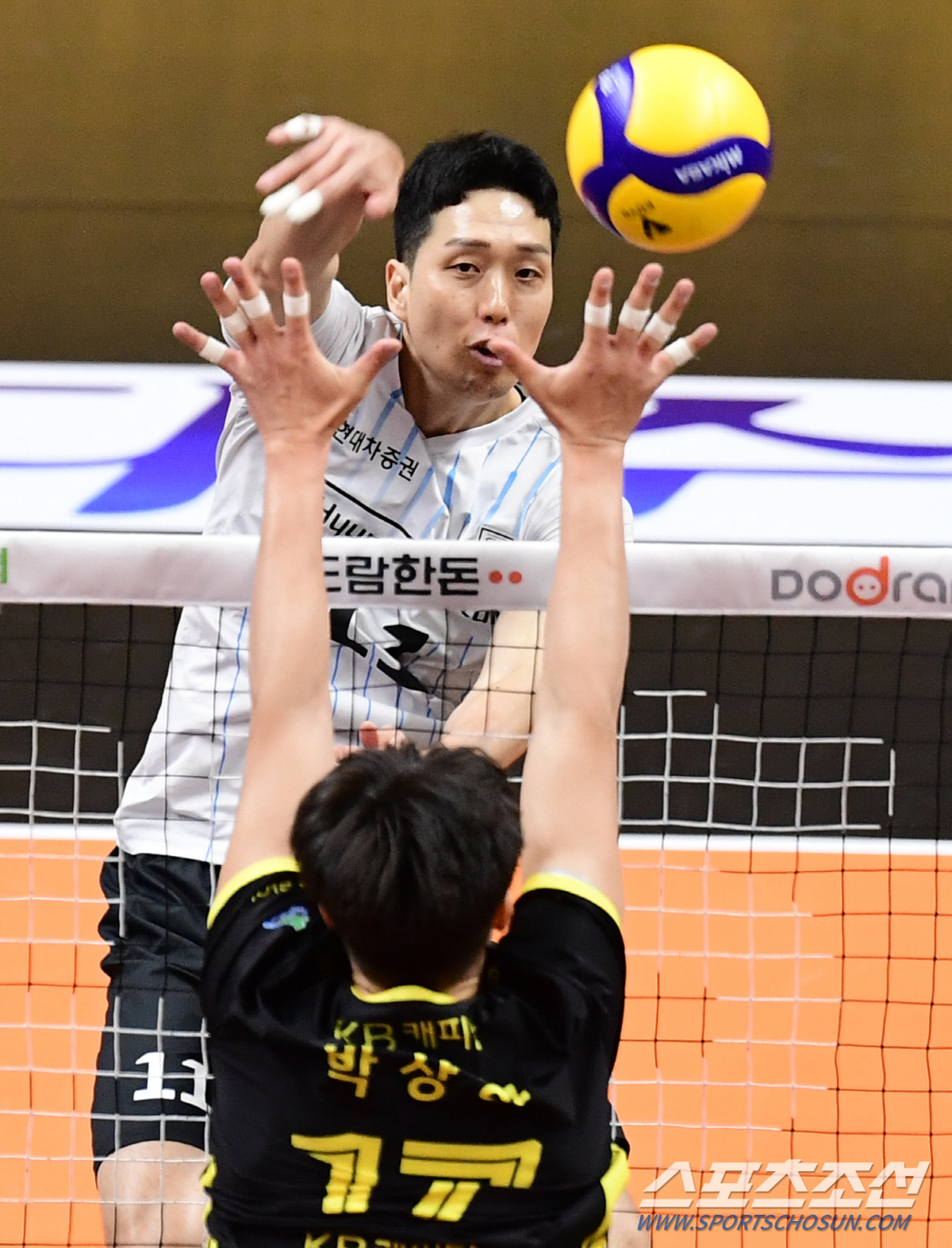 '높이의 차이를 느껴보세요' 블로킹 12-3 압도...현대캐피탈, KB손…
