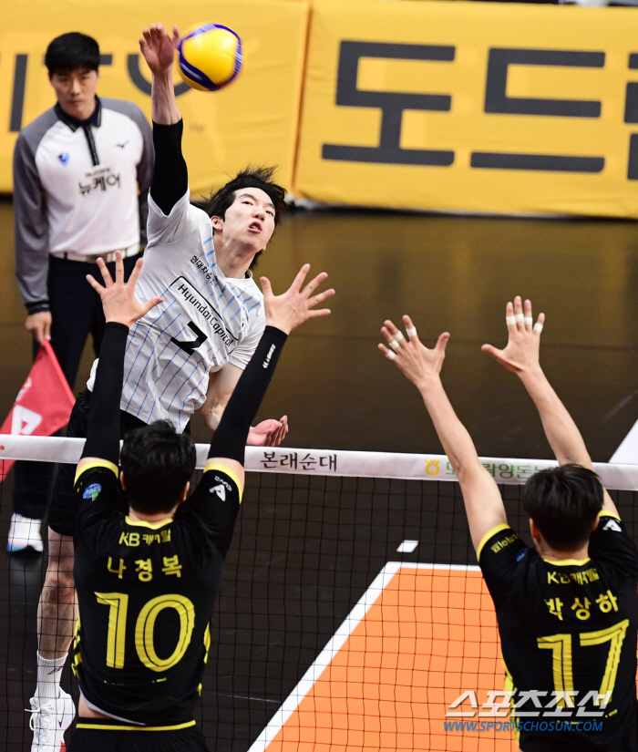 '높이의 차이를 느껴보세요' 블로킹 12-3 압도...현대캐피탈, KB손…