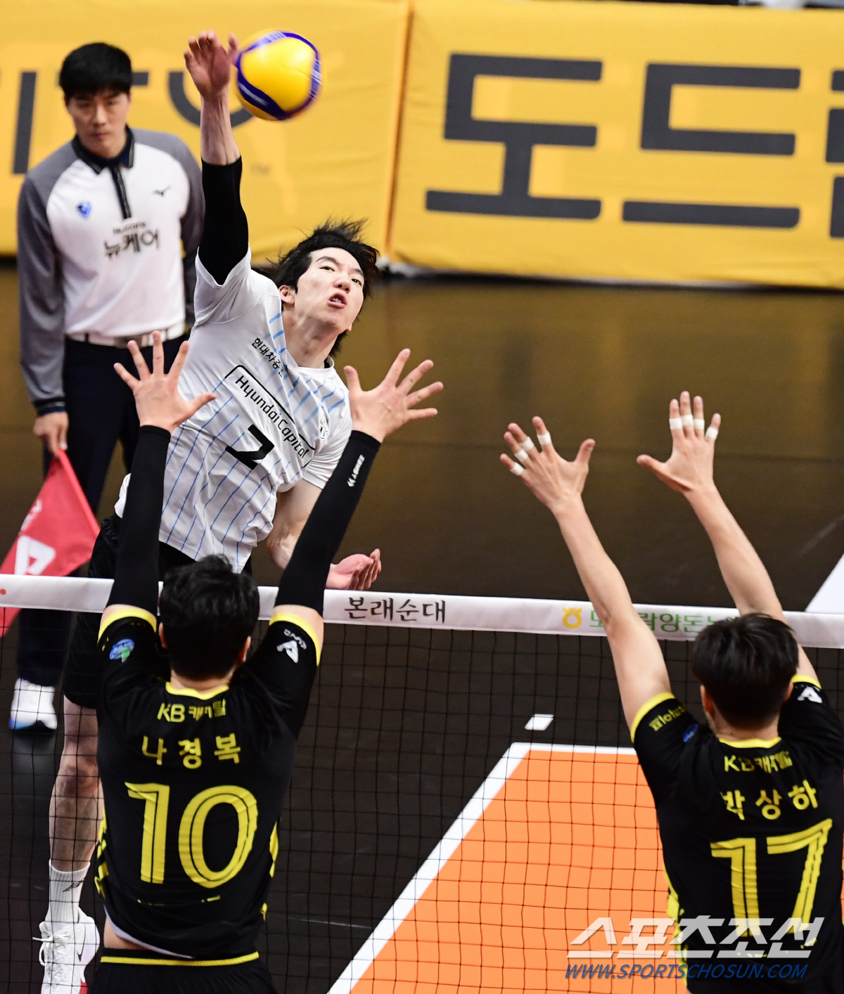 '높이의 차이를 느껴보세요' 블로킹 12-3 압도...현대캐피탈, KB손…