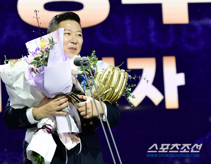 "더 말하고 싶었지만 절제했다" 최형우의 용기 → '정치적 중립 의무' …