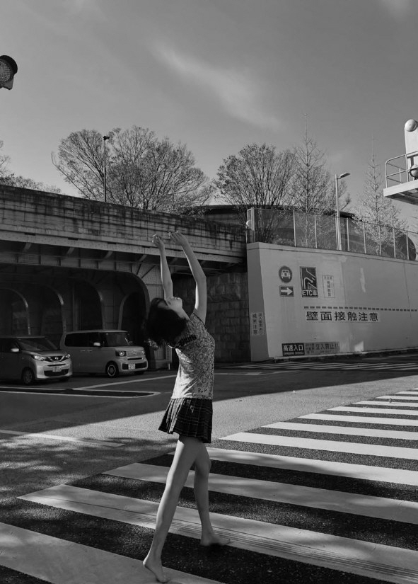 '채종석♥과 열애설' 나나, 노브라로 길거리 활보..맨발로 저벅저벅