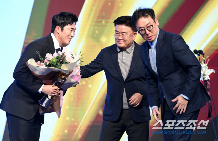 프랜차이즈 스타들을 이리 허무하게 놓친다고? 두산은 FA 안 잡았나, 못…