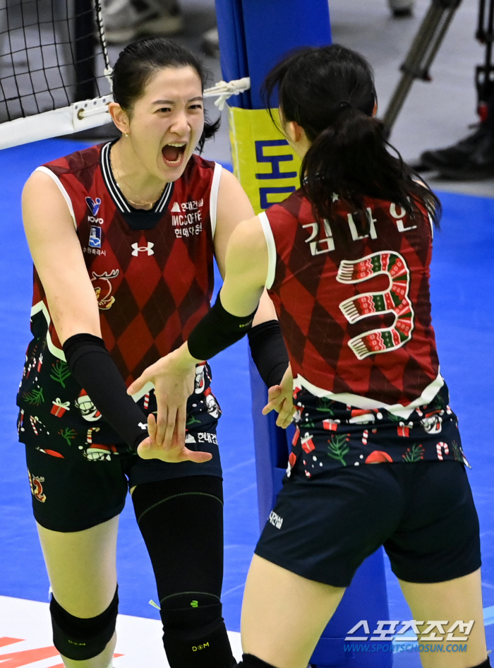 2위는 우리야! 김연견 빠진 현대건설, '모마+이다현 36득점' 앞세워 …