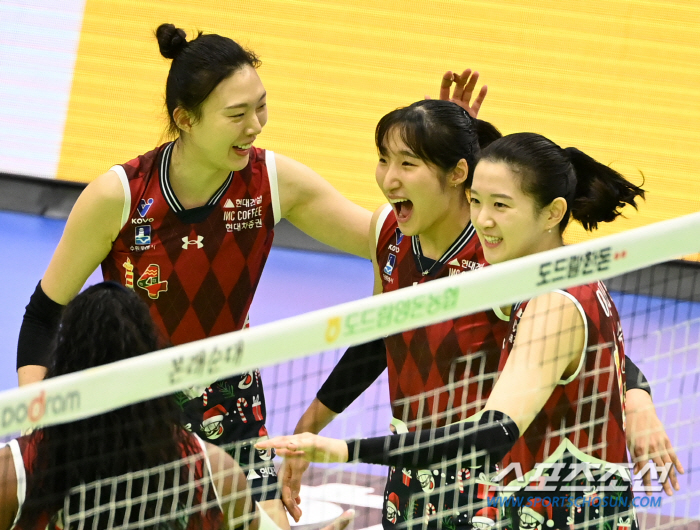2위는 우리야! 김연견 빠진 현대건설, '모마+이다현 36득점' 앞세워 …