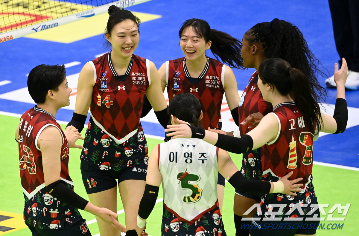 2위는 우리야! 김연견 빠진 현대건설, '모마+이다현 36득점' 앞세워 …