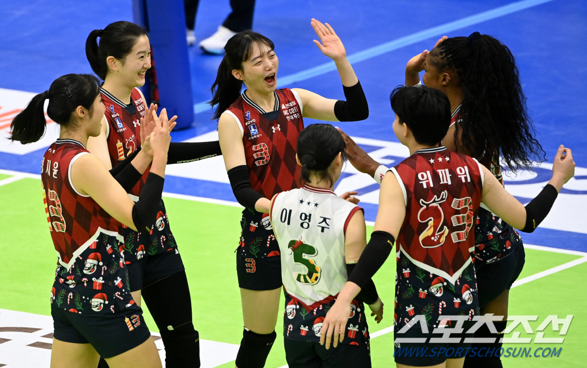 2위는 우리야! 김연견 빠진 현대건설, '모마+이다현 36득점' 앞세워 …