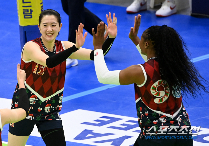 2위는 우리야! 김연견 빠진 현대건설, '모마+이다현 36득점' 앞세워 …