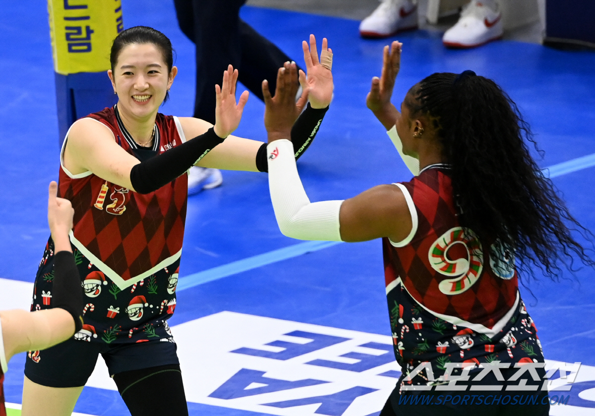 2위는 우리야! 김연견 빠진 현대건설, '모마+이다현 36득점' 앞세워 …