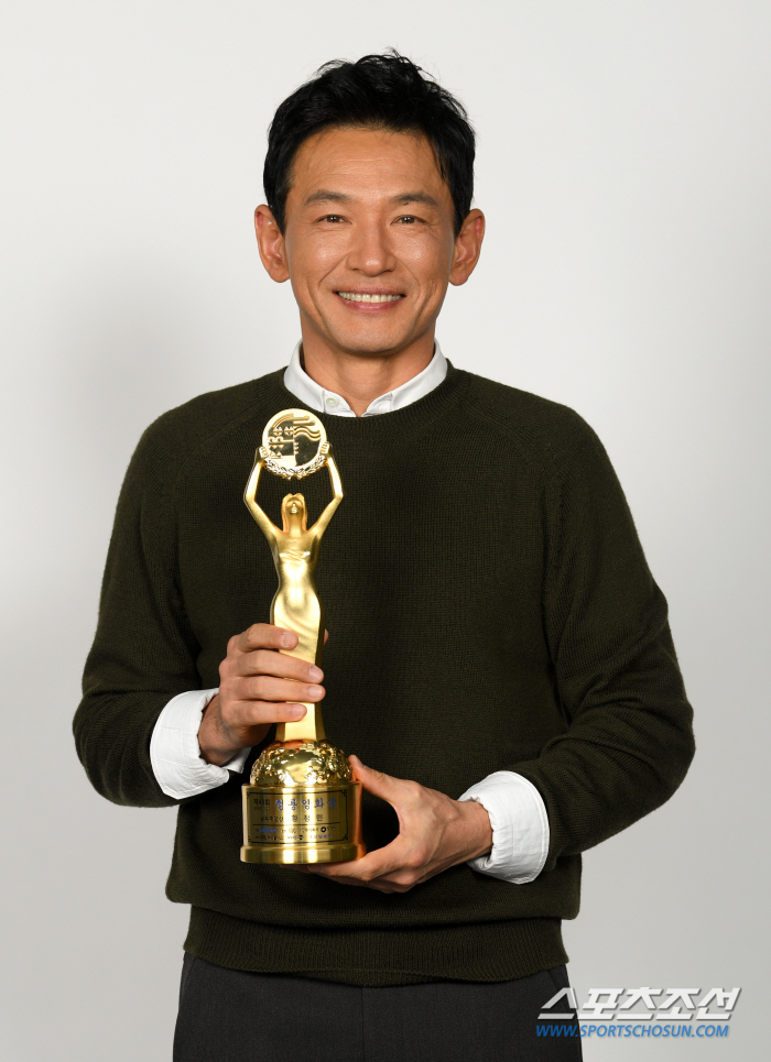 [단독] "내 심박수는 뛰지 않았다"…황정민, 실패하면 '반역' 성공하면 '혁명'이었던 '서울의 봄'(청룡 수상인터뷰)