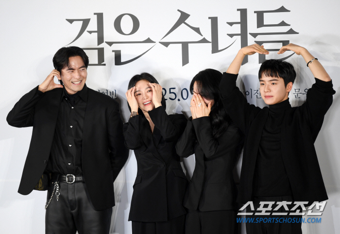 [포토] 이진욱-송혜교-전여빈-문우진 '화기애애'