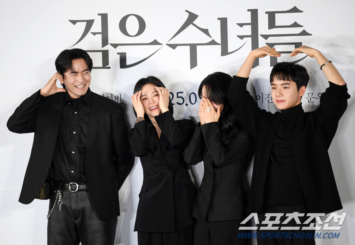 [포토] 이진욱-송혜교-전여빈-문우진 '화기애애'