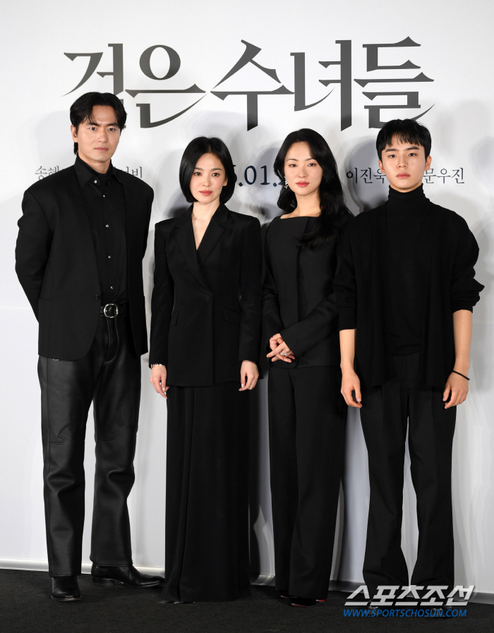 [포토] 이진욱-송혜교-전여빈-문우진 '검은 수녀들'