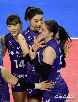김연경의 '무적' 흥국, 비결은 '질식 블로킹'…신기록 직전 외나무다리 '3위 정관장→2위 현대건설' [SC포커스]
