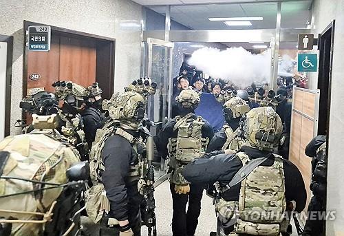 2024년 12월 4일 밤 서울 국회의사당에서 계엄군이 국회 본청으로 진입하고 있다. [연합뉴스 자료사진]