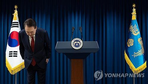 윤석열 대통령이 2024년 12월 7일 서울 용산 대통령실 청사에서 대국민 담화를 마치며 인사하고 있다. [대통령실 제공. 재판매 및 DB 금지]