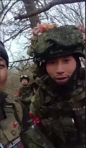 볼로디미르 젤렌스키 우크라이나 대통령이 러시아에 파병된 북한군의 모습이라며 공개한 영상. [젤렌스키 텔레그램 캡쳐. 재판매 및 DB 금지]